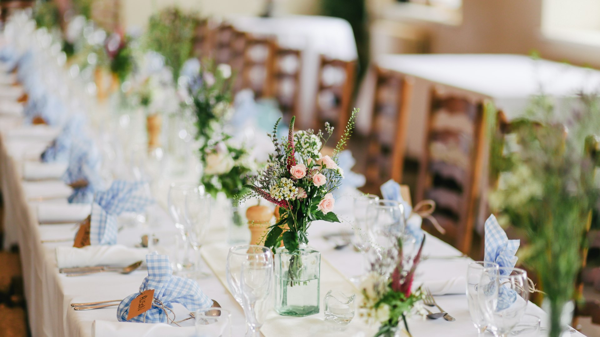 Lange feesttafel met bloemen